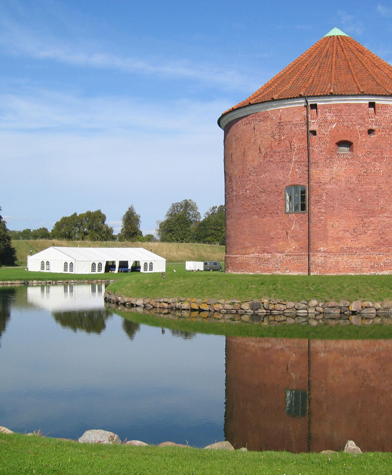 Hyra tält Landskrona Hyr tält och möbler i Landskrona hos Landskrona Tältuthyrning. Vi levererar och transporterar till bra priset.